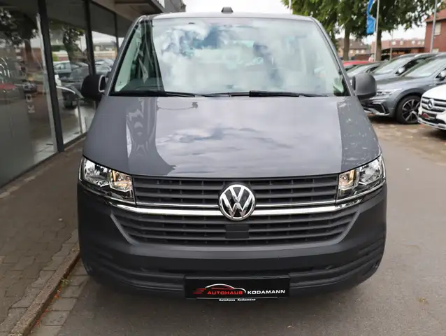 Volkswagen Transporter view 3