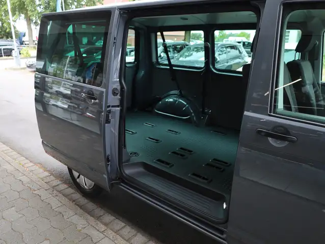 Volkswagen Transporter view 12