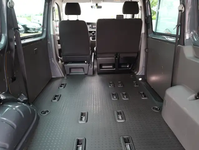 Volkswagen Transporter view 11