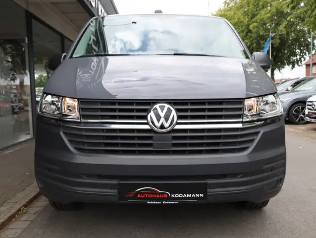 Volkswagen Transporter view 4