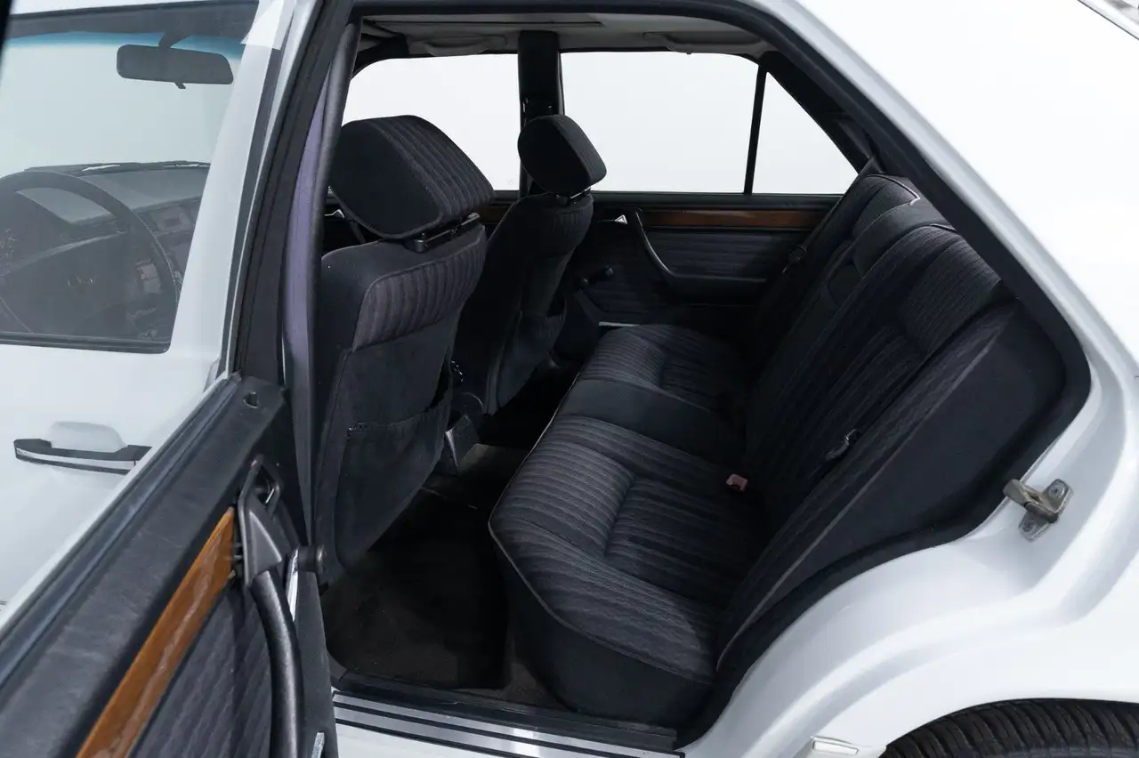 Mercedes-Benz 250 D, foto 12