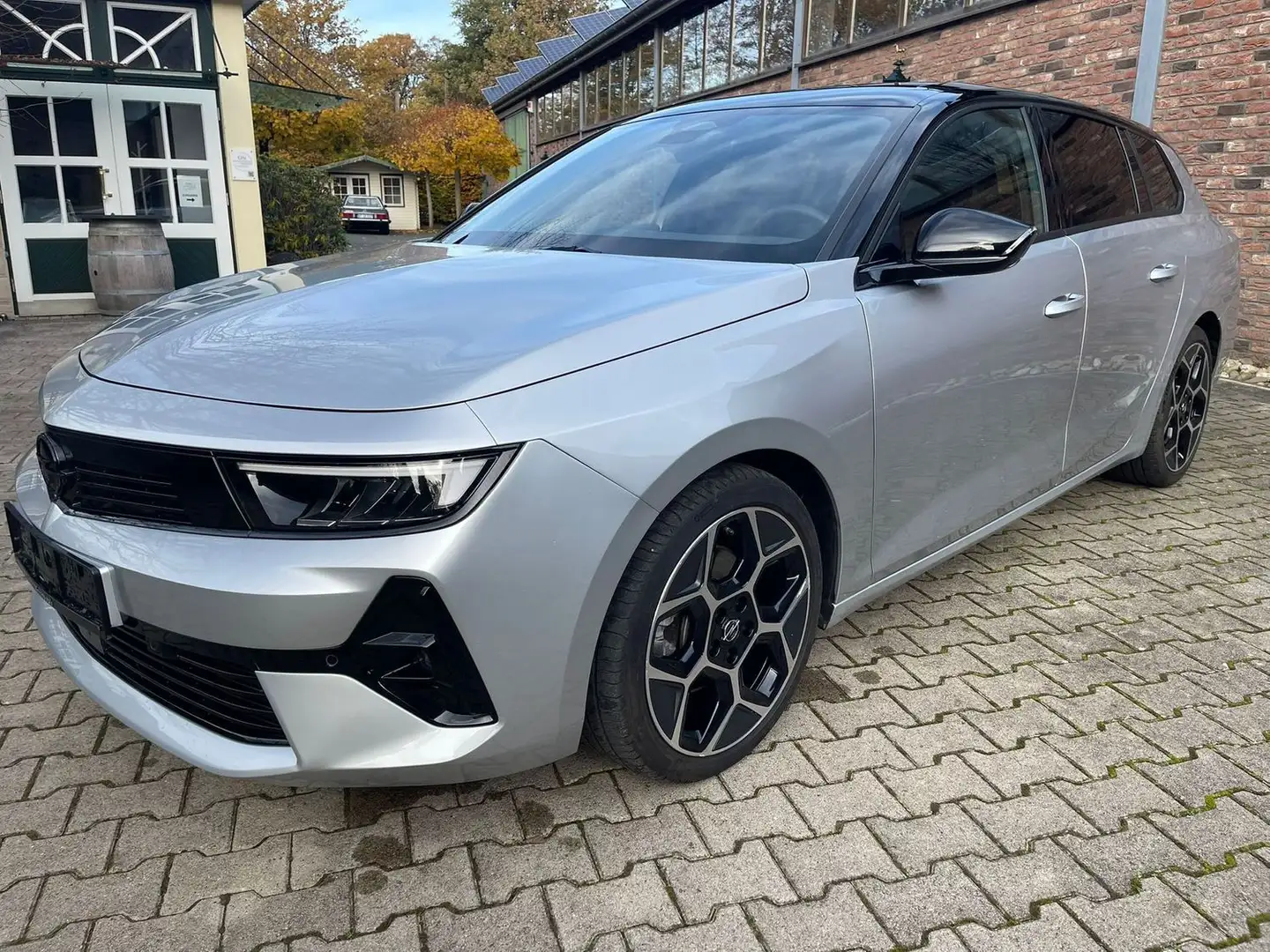 Opel Astra GS Sports Tourer Grau - 1