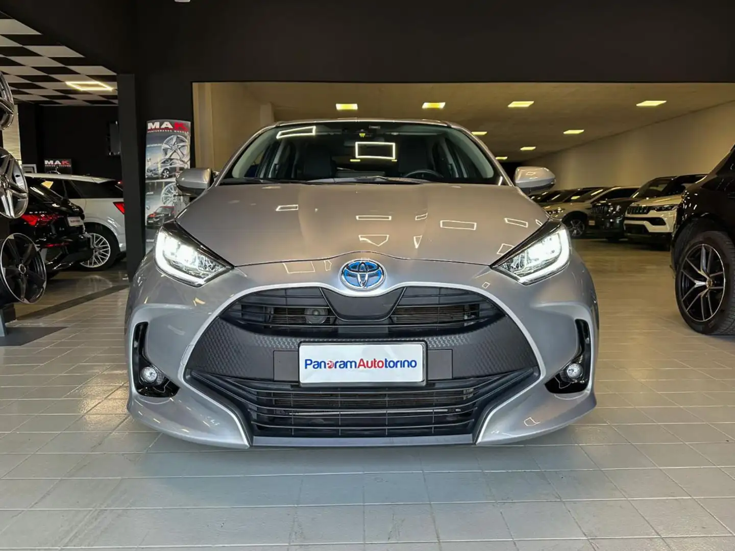 Toyota Yaris 1.5 Hybrid 5 porte Trend Grigio - 2