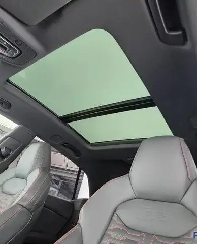 Audi RS Q8 view 10