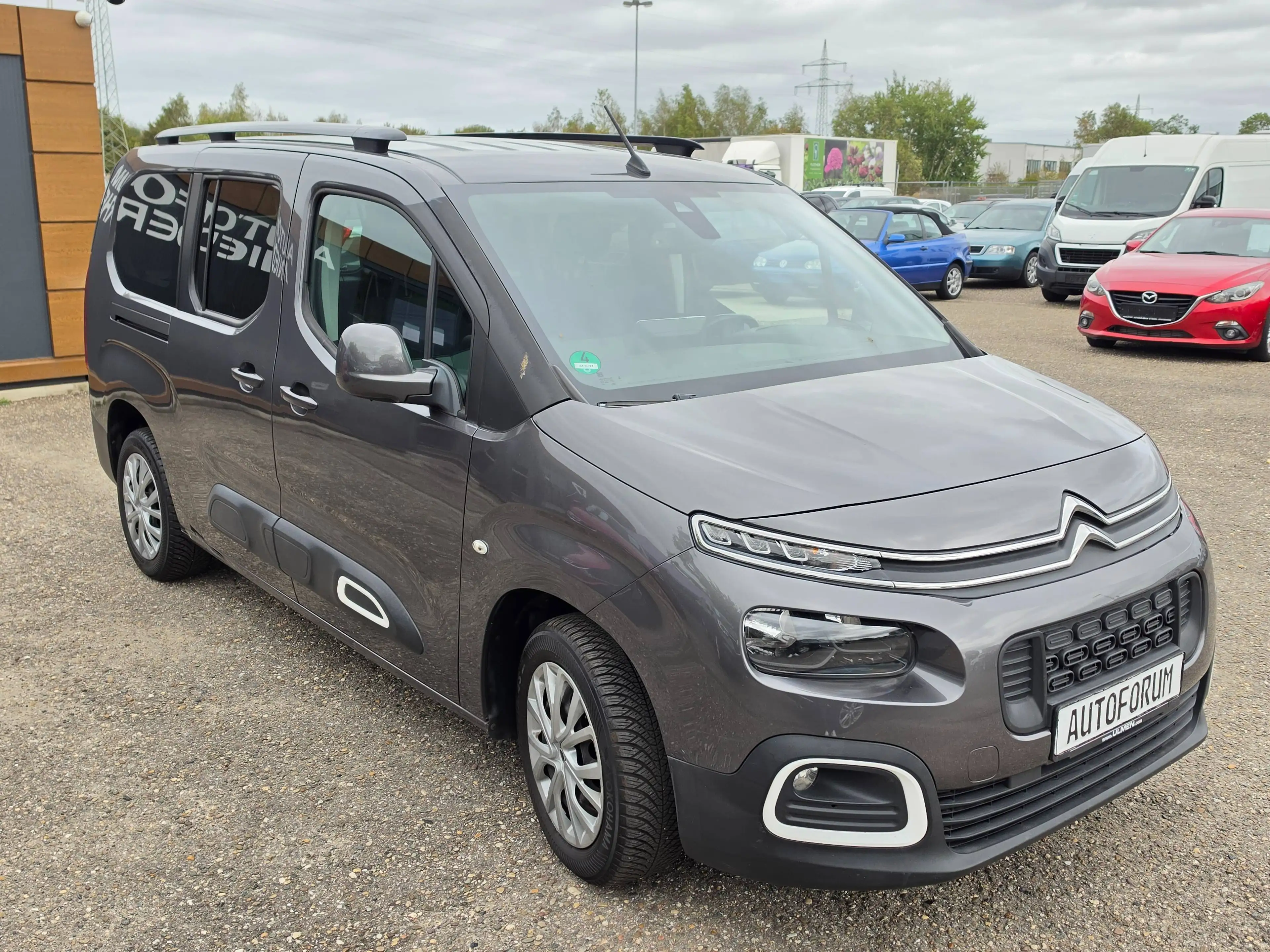 Citroen Berlingo Feel XL Pure tech 110 1.2 Großraumlimouine 5 Sitzer — photo 3