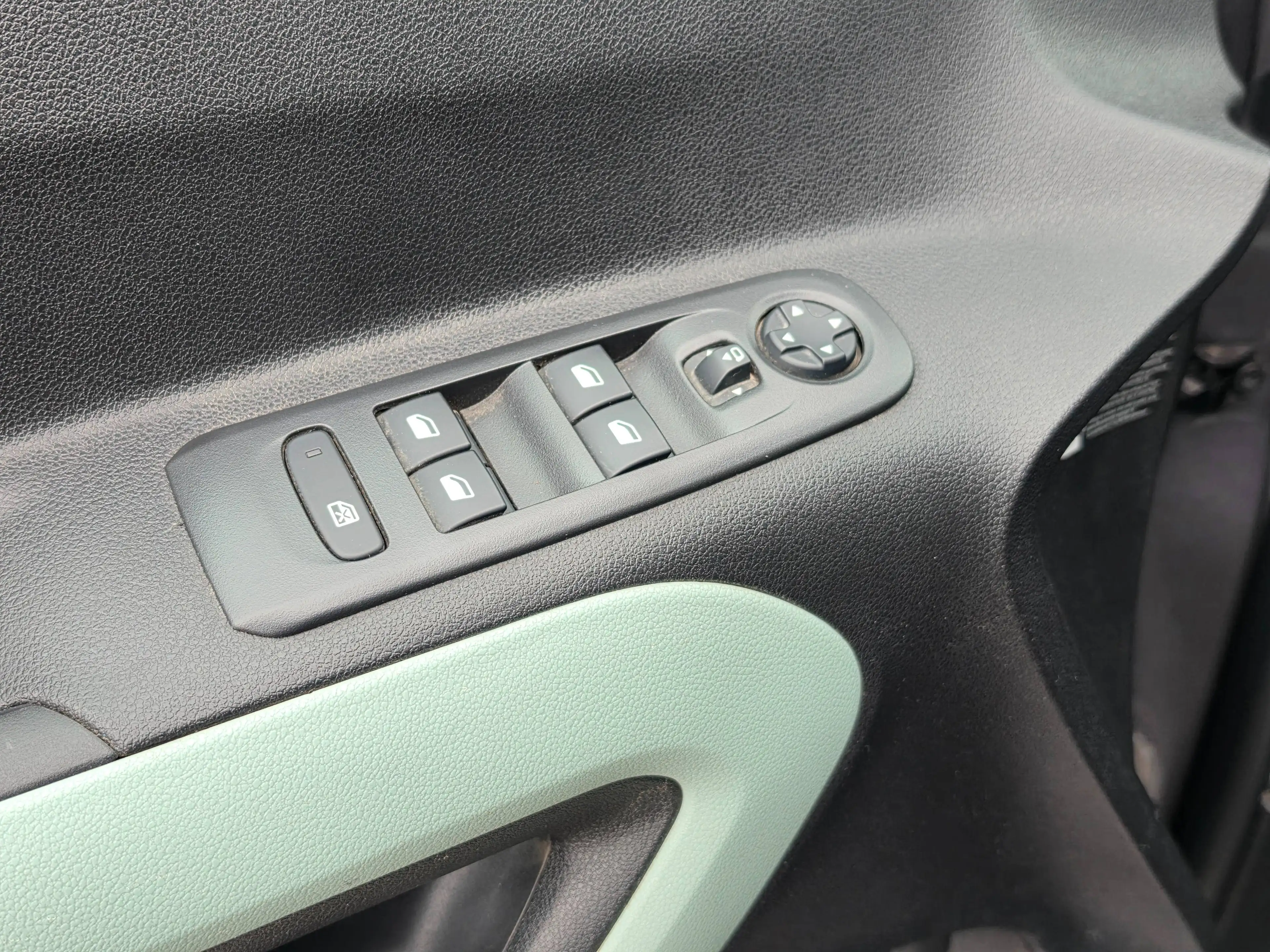 Citroen Berlingo Feel XL Pure tech 110 1.2 Großraumlimouine 5 Sitzer — photo 15