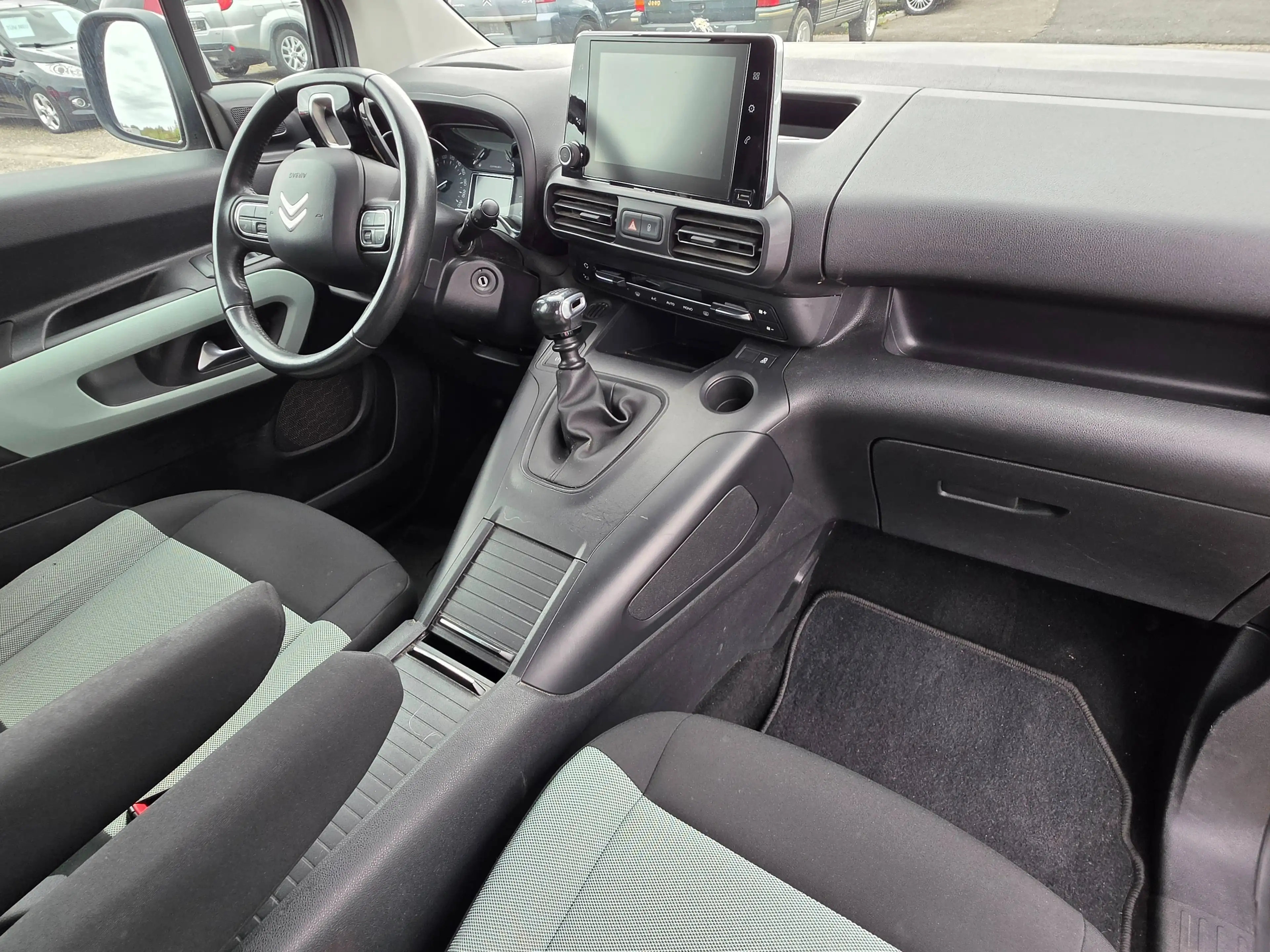 Citroen Berlingo Feel XL Pure tech 110 1.2 Großraumlimouine 5 Sitzer — photo 11