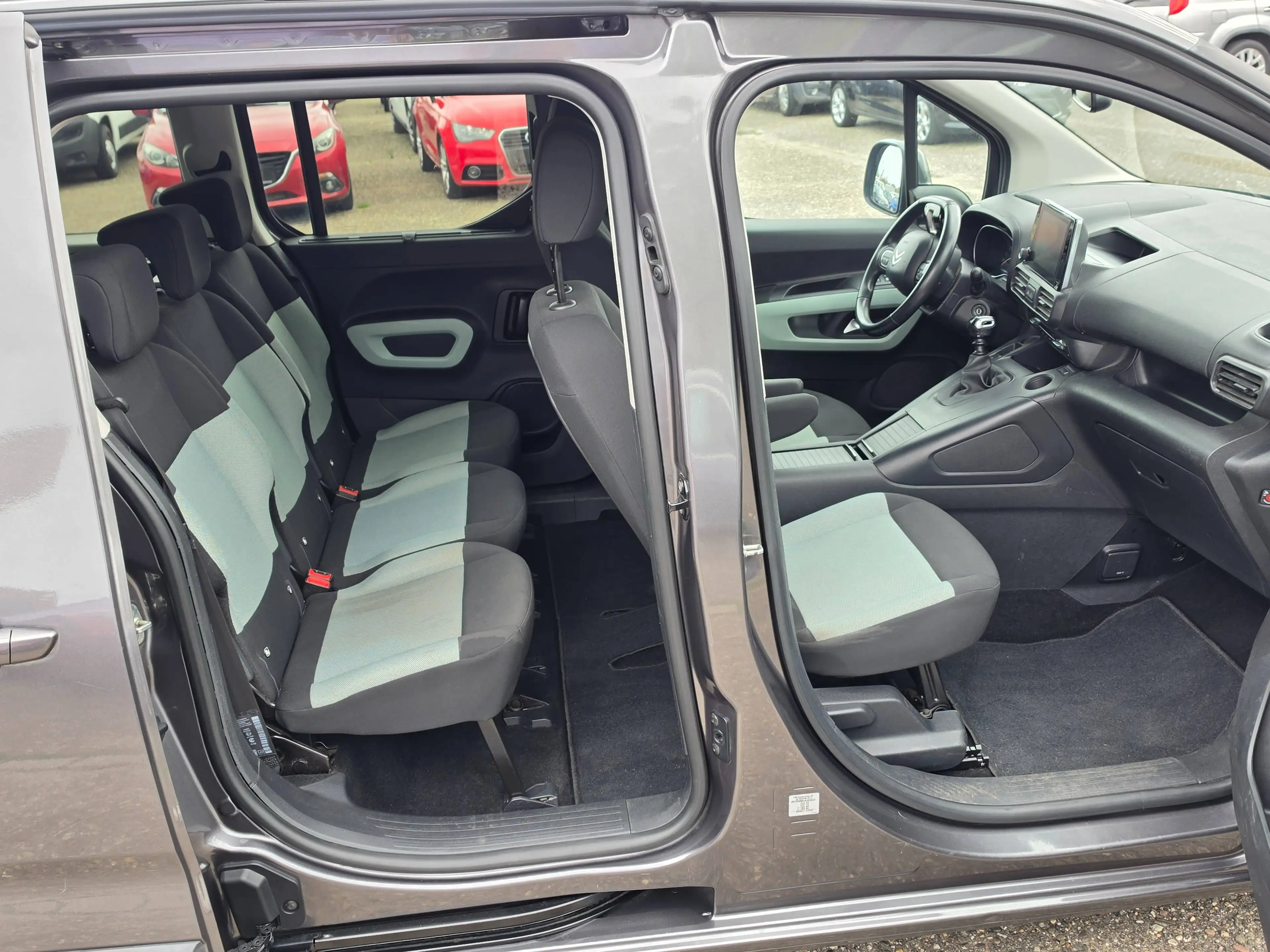 Citroen Berlingo Feel XL Pure tech 110 1.2 Großraumlimouine 5 Sitzer — photo 12