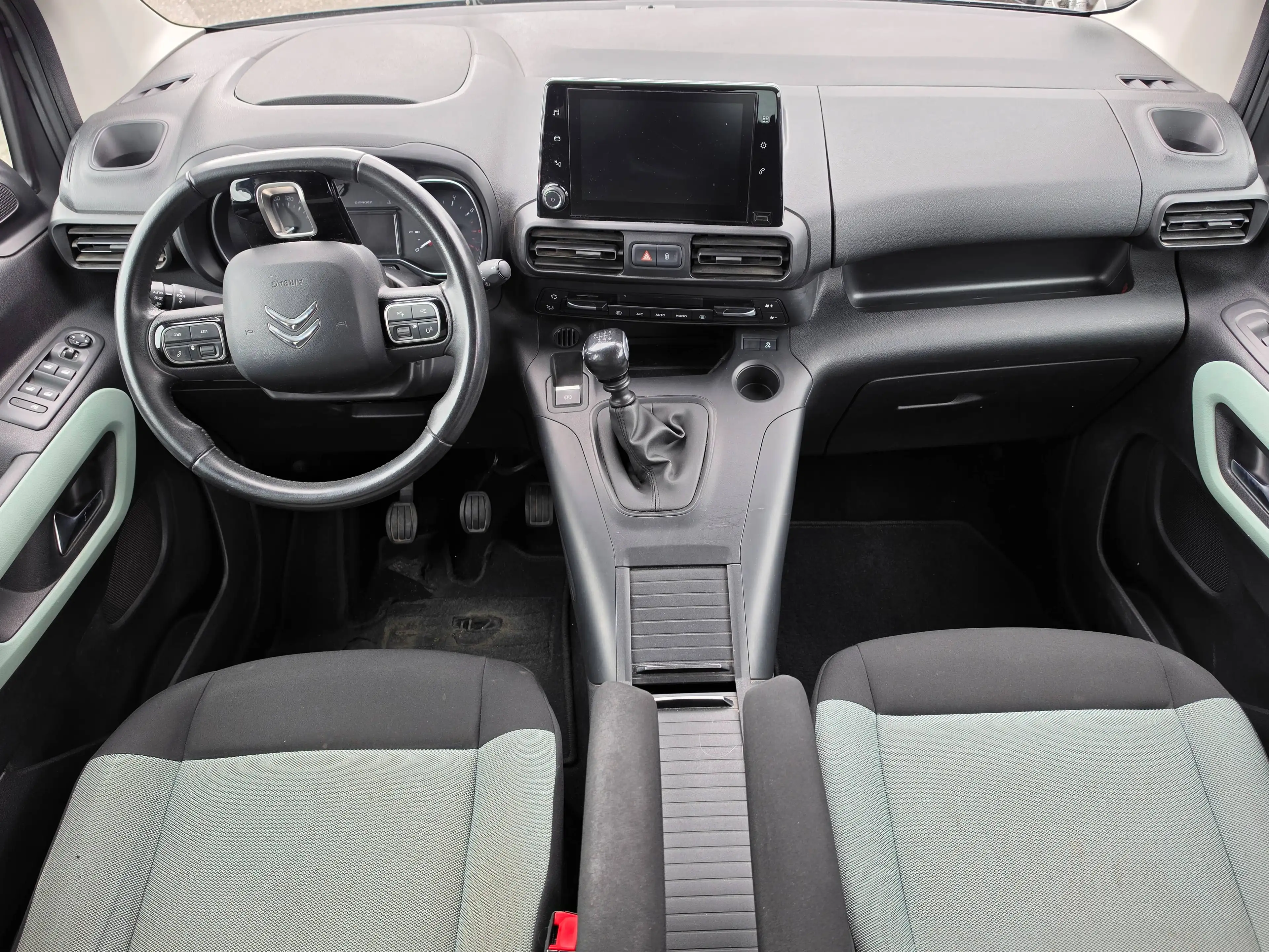 Citroen Berlingo Feel XL Pure tech 110 1.2 Großraumlimouine 5 Sitzer — photo 10