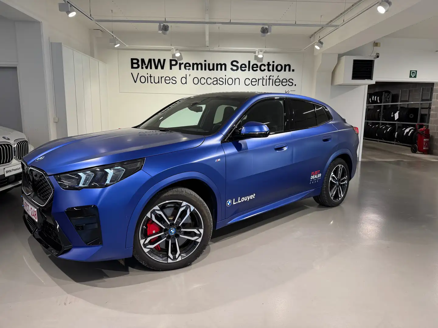 BMW iX2 66.5 kWh xDrive30 Niebieski - 1