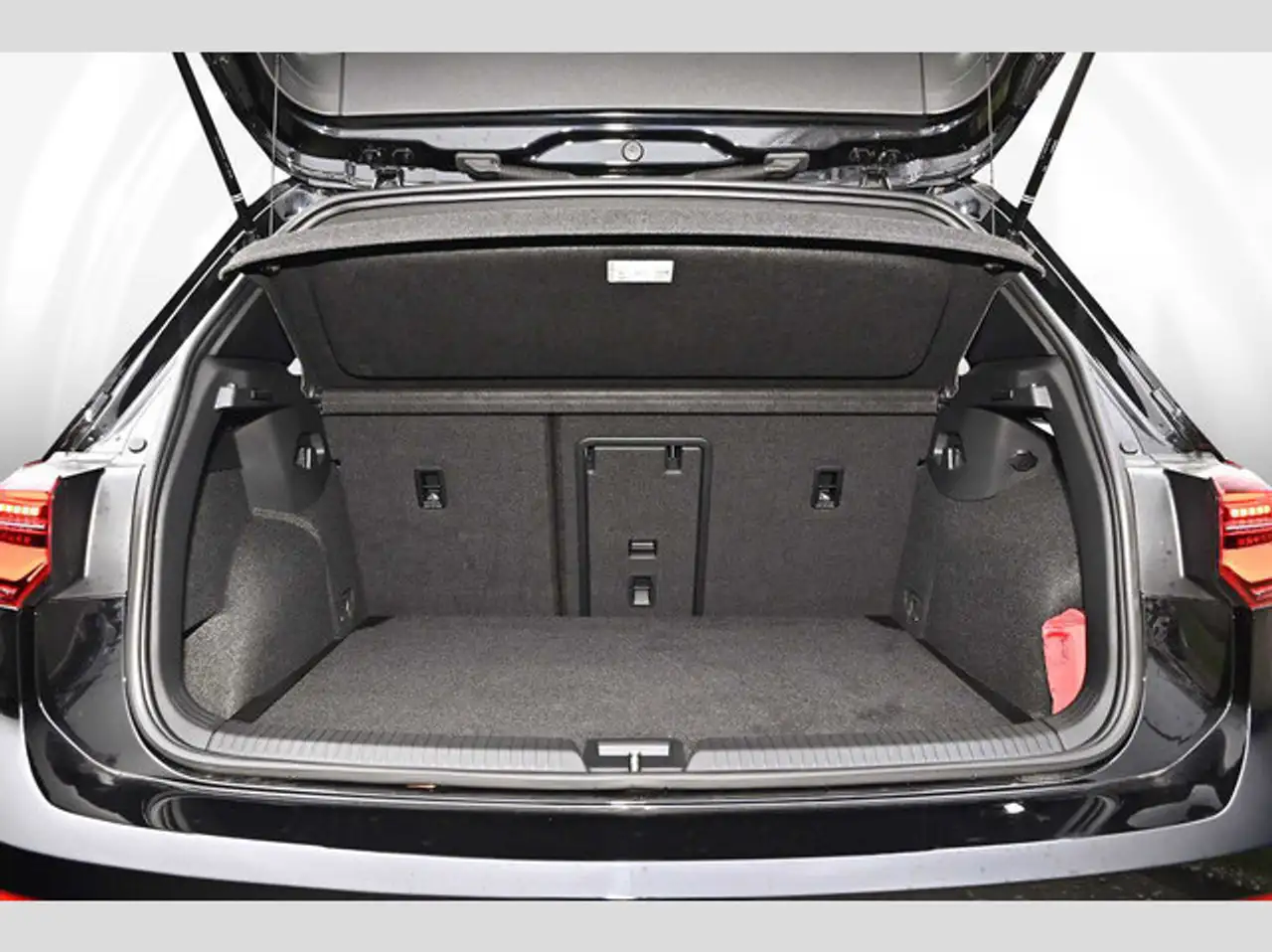 Volkswagen Golf VIII 2.0 TSI 4 Motion DSG R 9