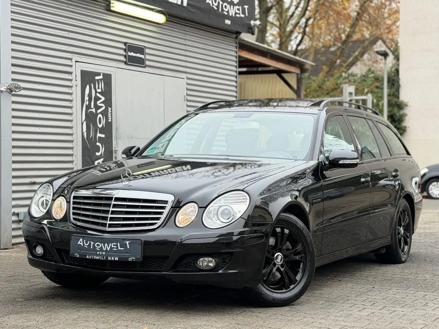 Mercedes-Benz E 220 d Classic Automatik *2-HAND*NAVI*KLIMA*PDC* Zwart - 1