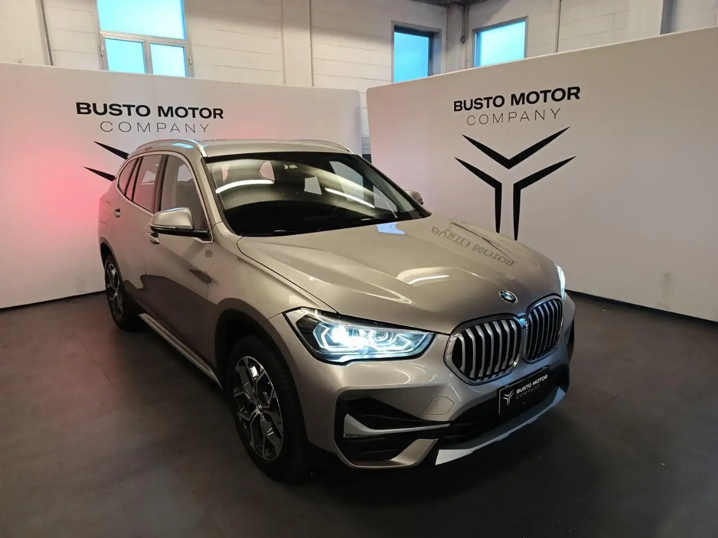 BMW X1 sDrive18i xLine Plus Silber - 1