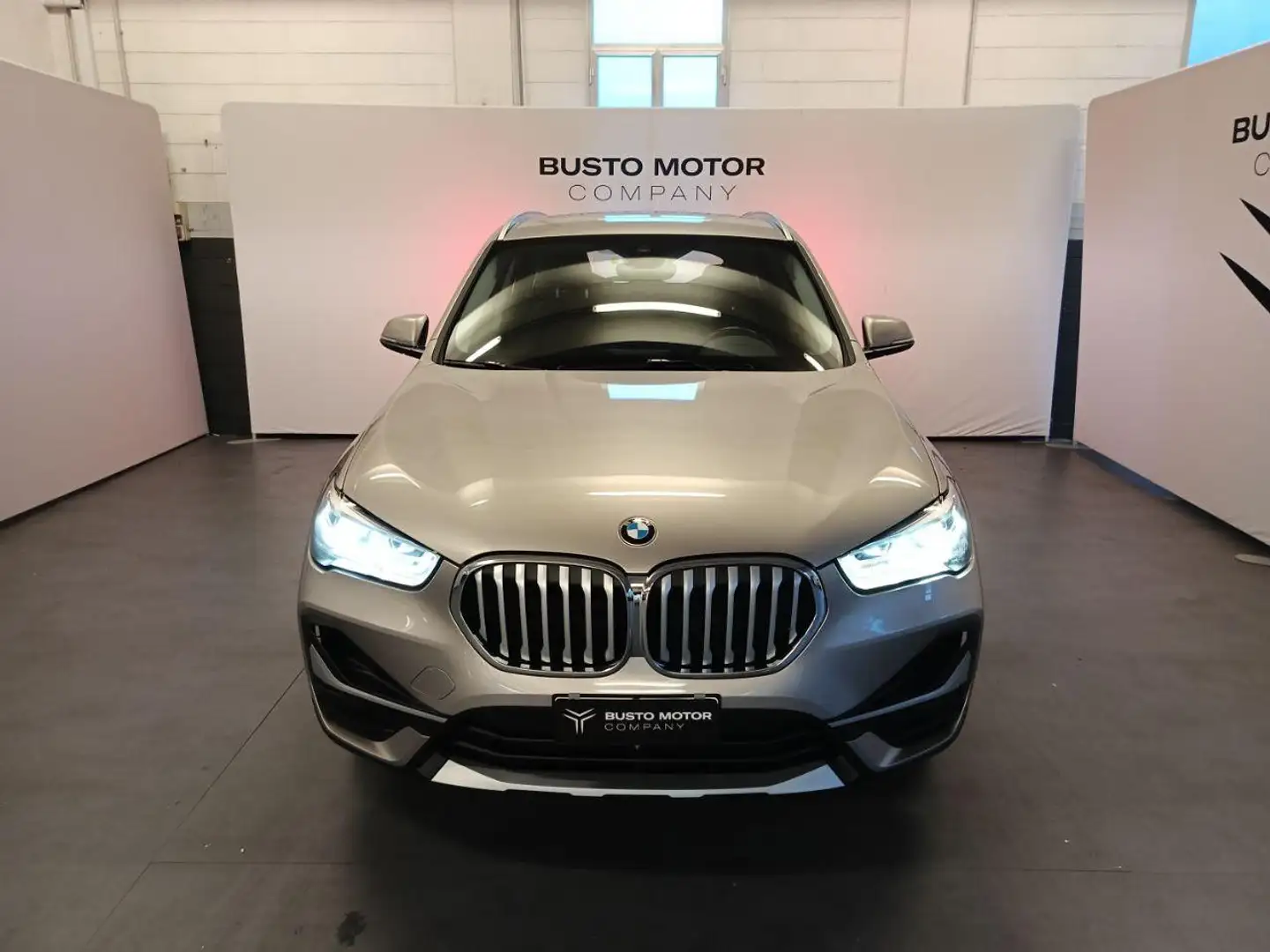 BMW X1 sDrive18i xLine Plus Silber - 2