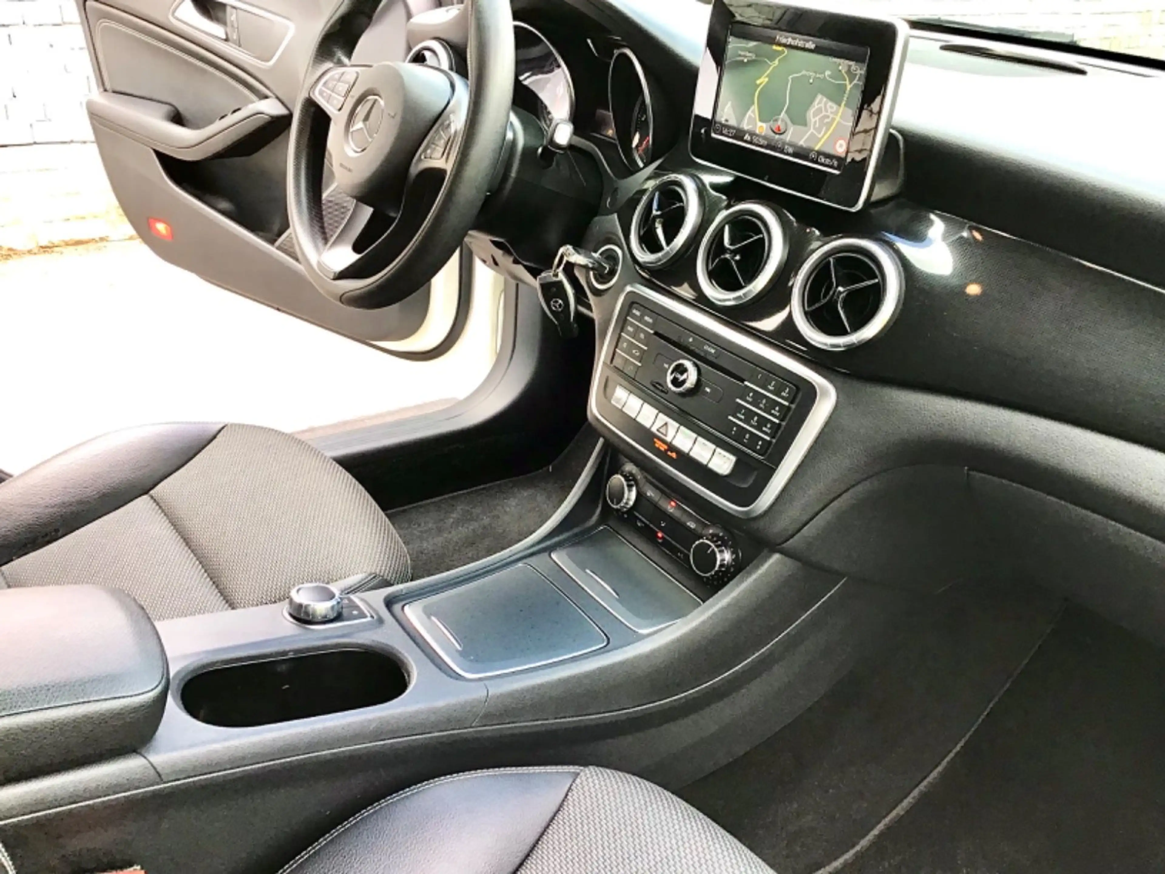 Mercedes-Benz CLA 200 CLA 200d Sh.Brake Aut. NAVI/PDC/AHK/SHZ-TÜV NEU! — photo 11