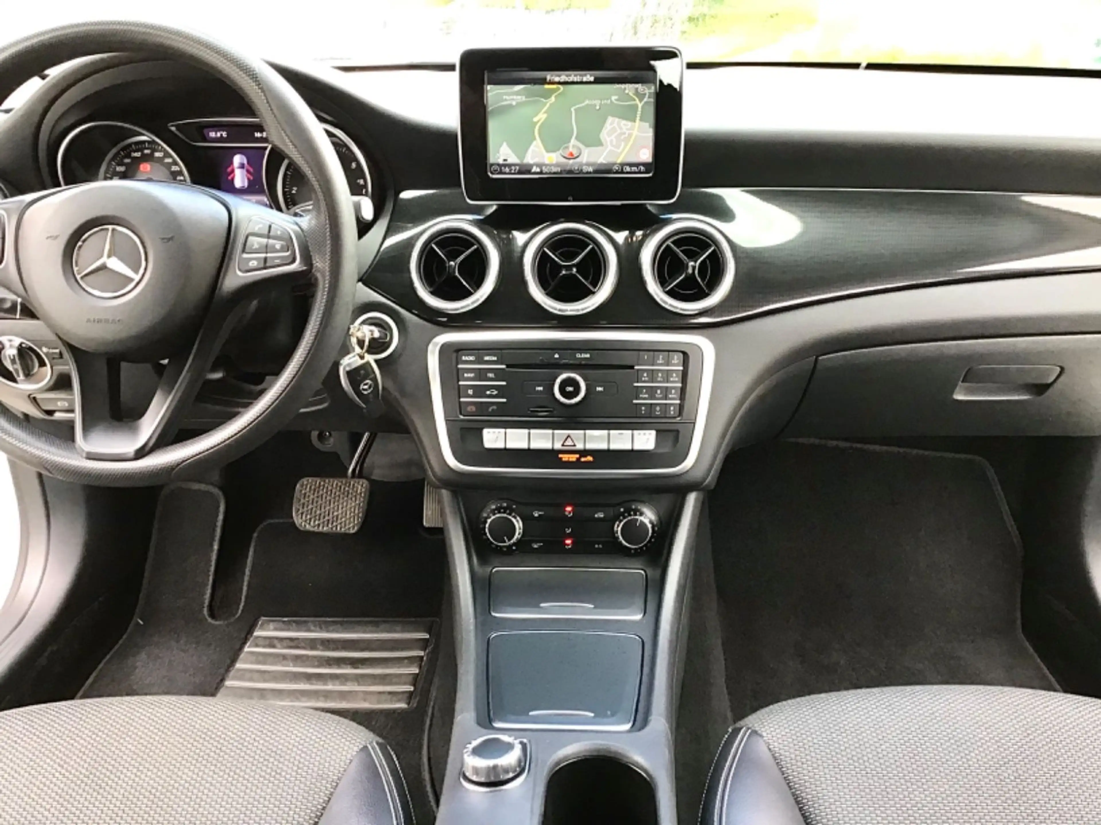 Mercedes-Benz CLA 200 CLA 200d Sh.Brake Aut. NAVI/PDC/AHK/SHZ-TÜV NEU! — photo 10