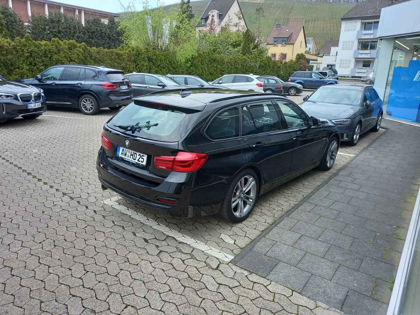 BMW 318 318d Touring Aut. Sport Line Schwarz - 2