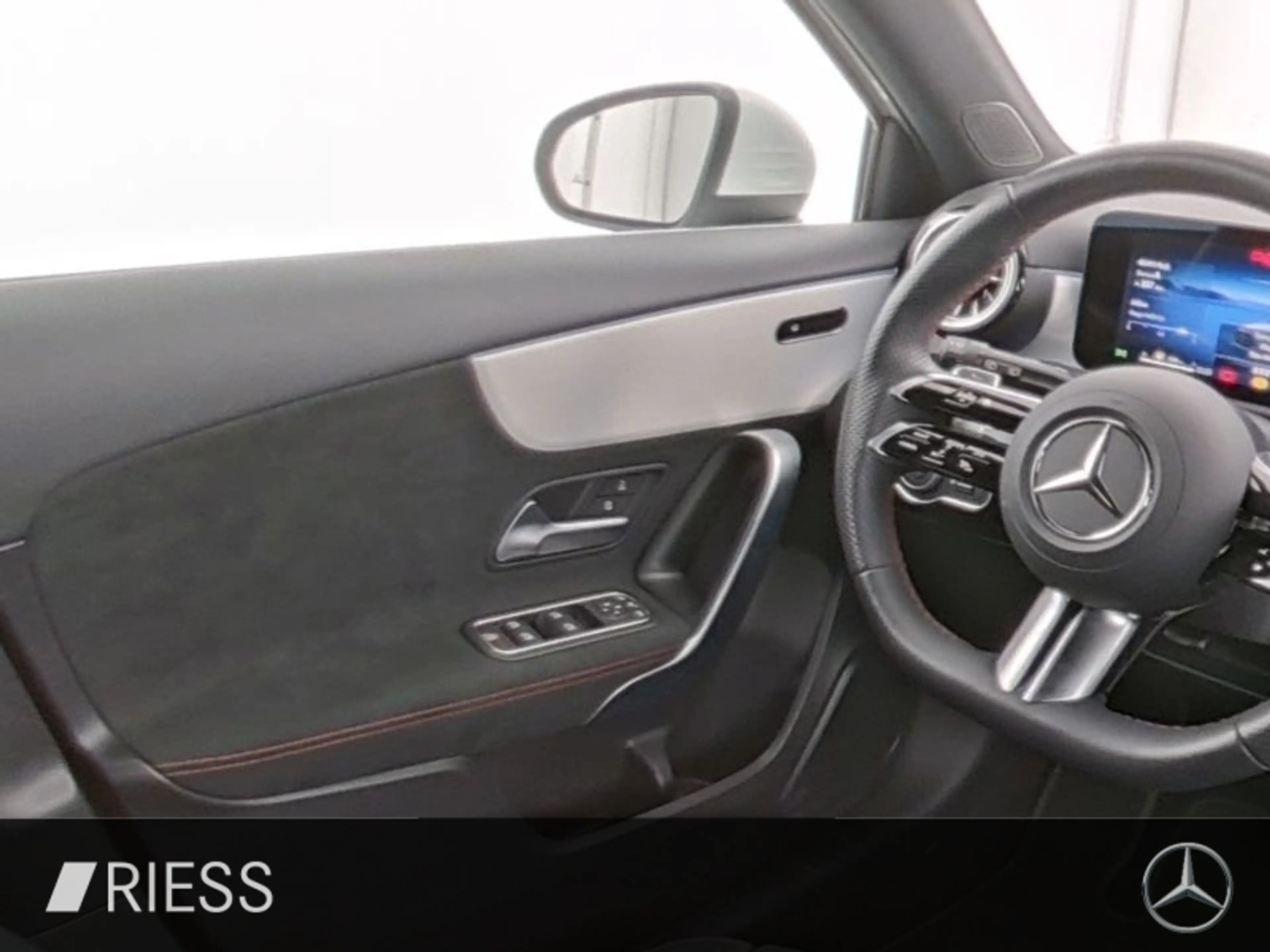 Mercedes-Benz A 220 d AMG Sport Distr Pano Keyl 360 18" — photo 9