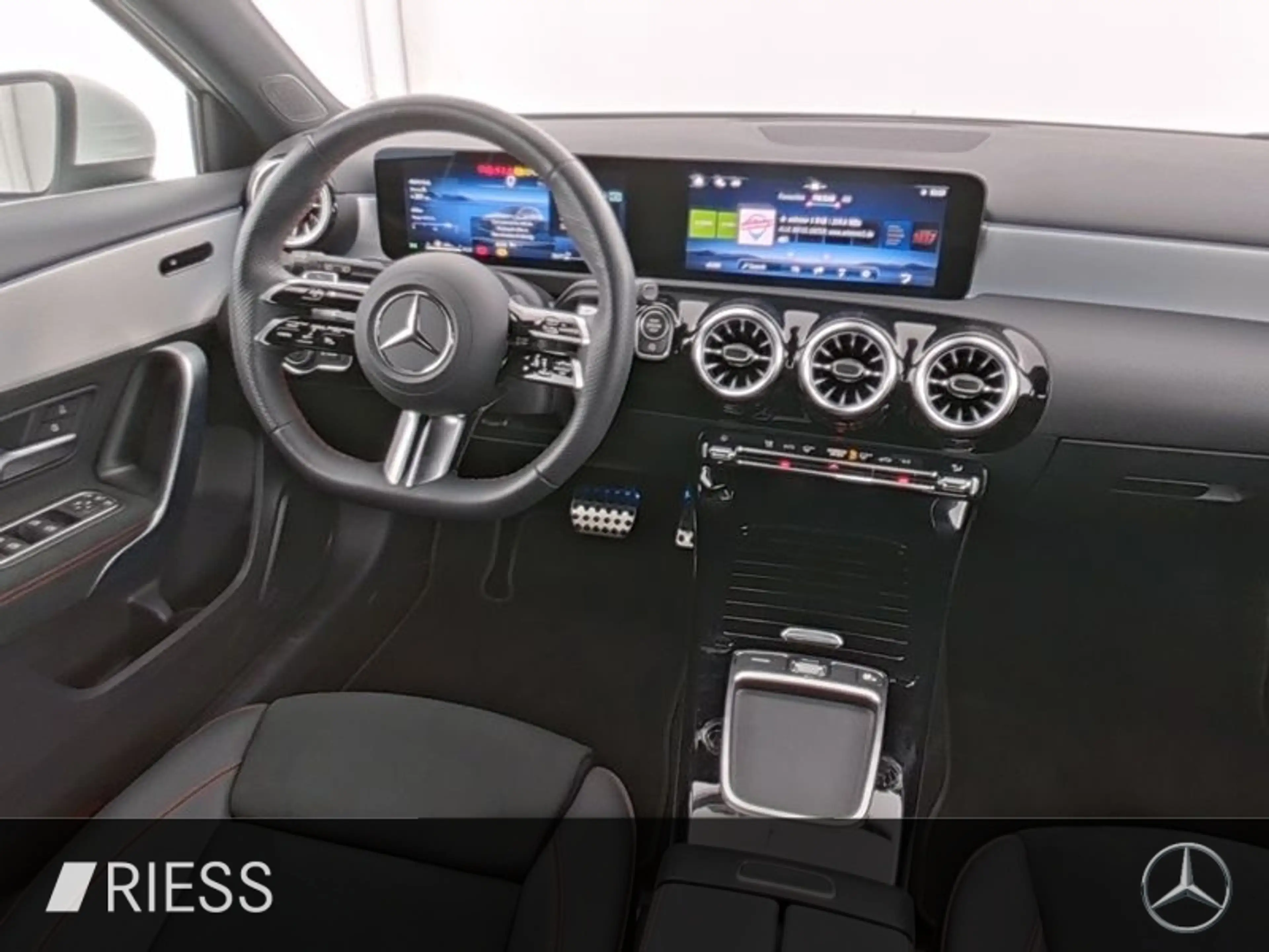 Mercedes-Benz A 220 d AMG Sport Distr Pano Keyl 360 18" — photo 6