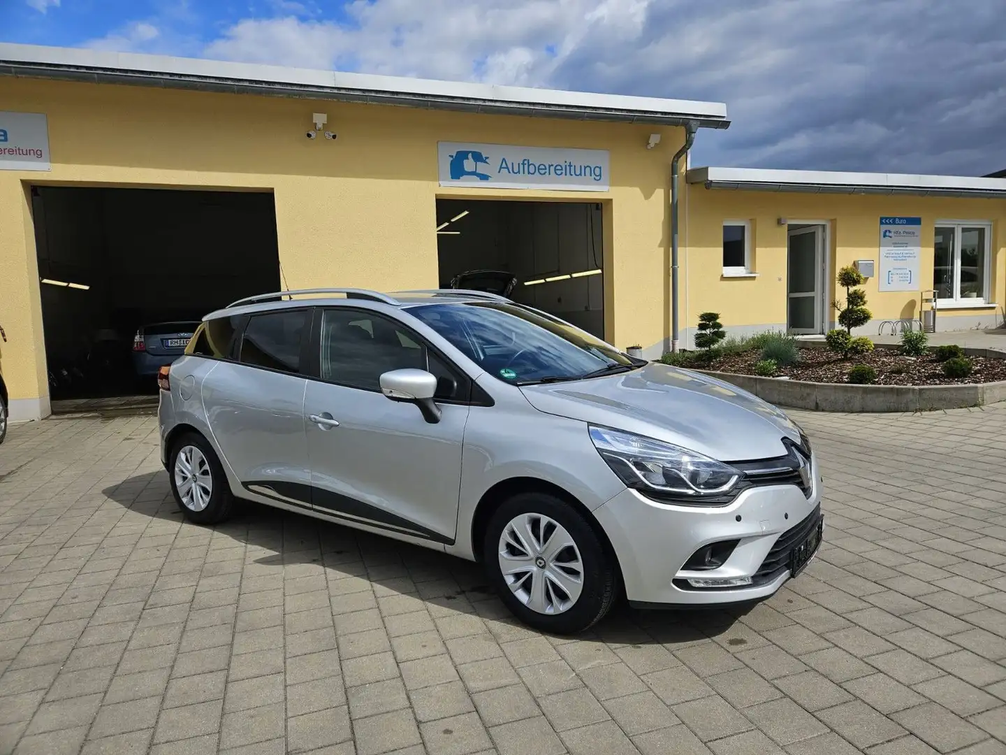 Renault Clio IV  Grandtour 1,5 dci 90 66kW*Navi*PDC* Gris - 1