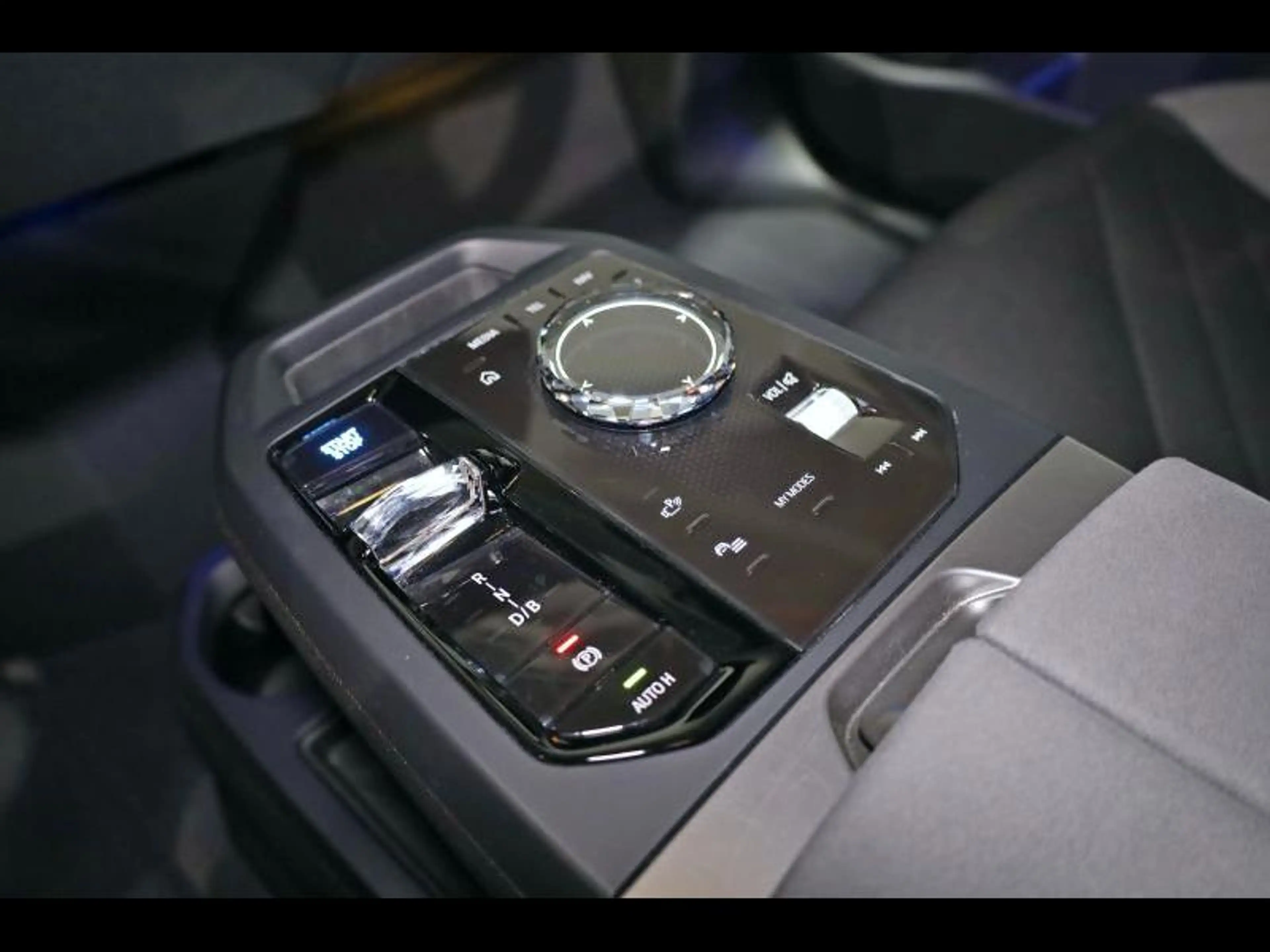 BMW iX xDrive45 Kit M Sport — photo 12