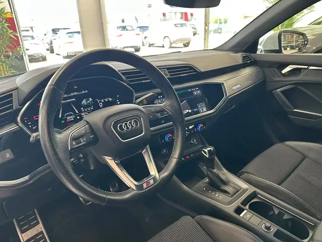 Audi Q3 view 6