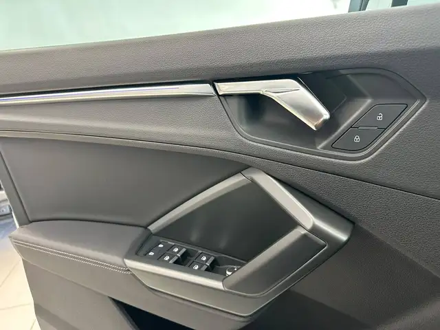 Audi Q3 view 12