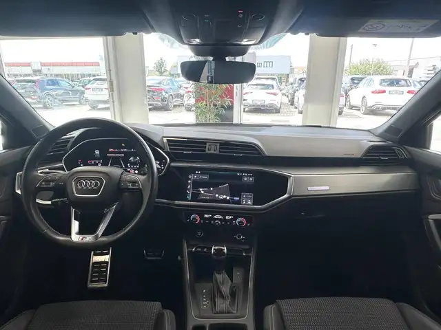 Audi Q3 view 7