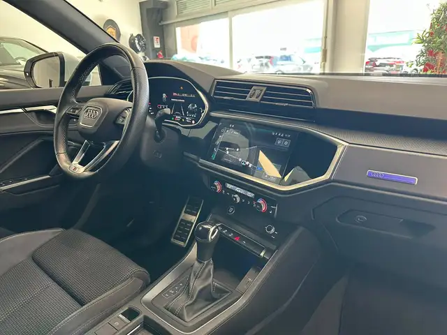Audi Q3 view 8