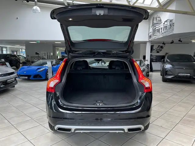 Volvo V60 Cross Country view 6