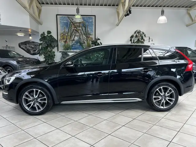 Volvo V60 Cross Country view 9