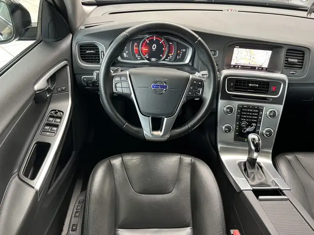 Volvo V60 Cross Country view 13
