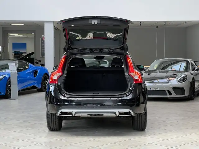 Volvo V60 Cross Country view 5
