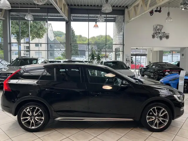 Volvo V60 Cross Country view 2