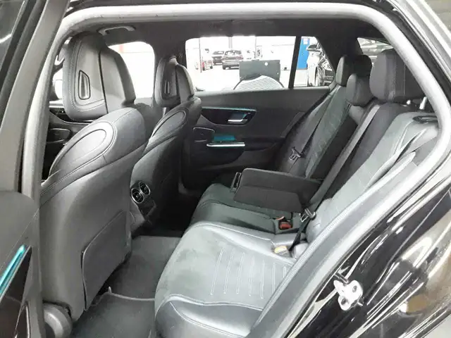Mercedes-Benz 220 view 13