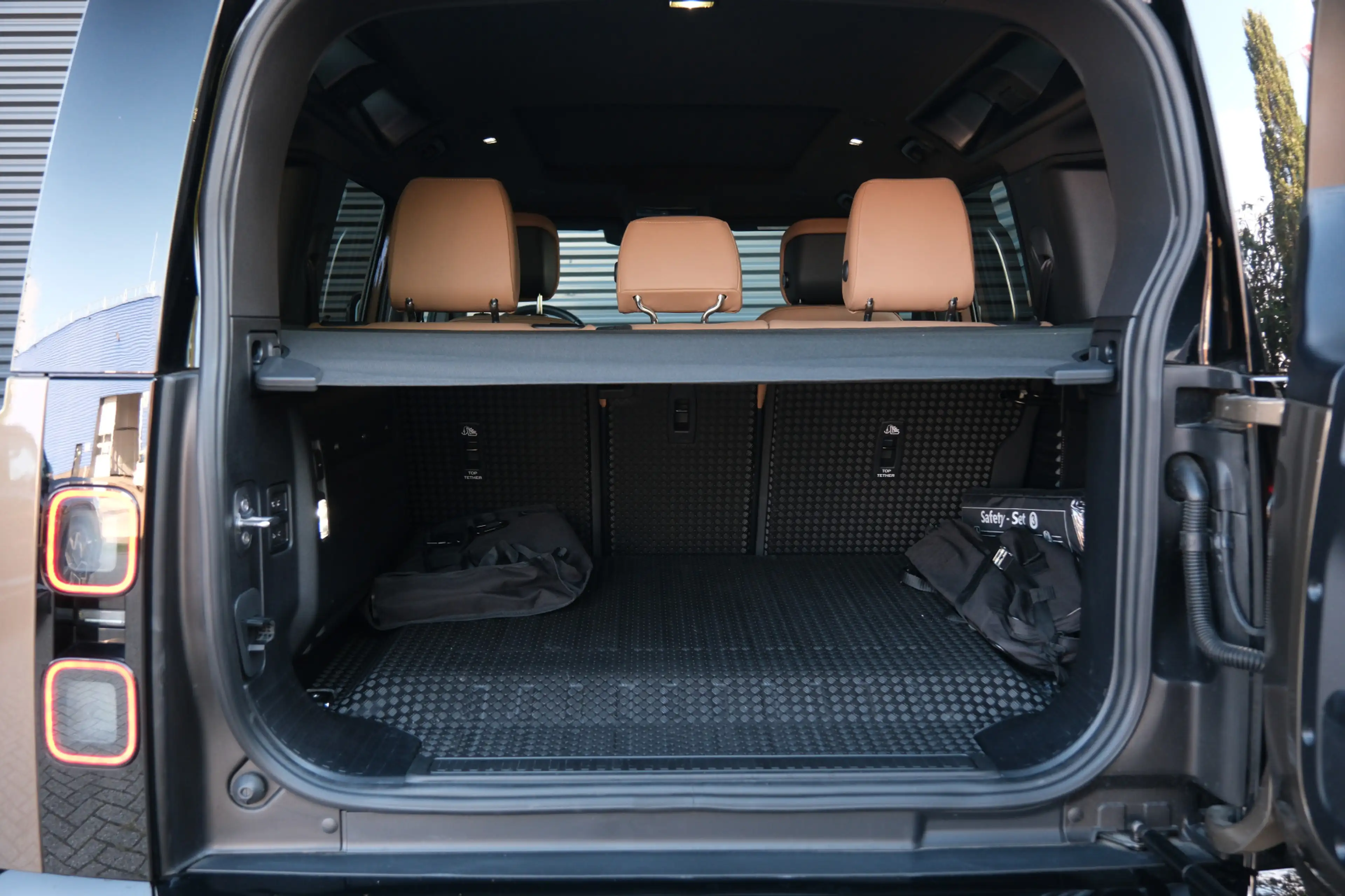 Land Rover Defender 110 2.0 P300e 110 X-Dynamic HSE | NP € 121.511,- | — photo 6