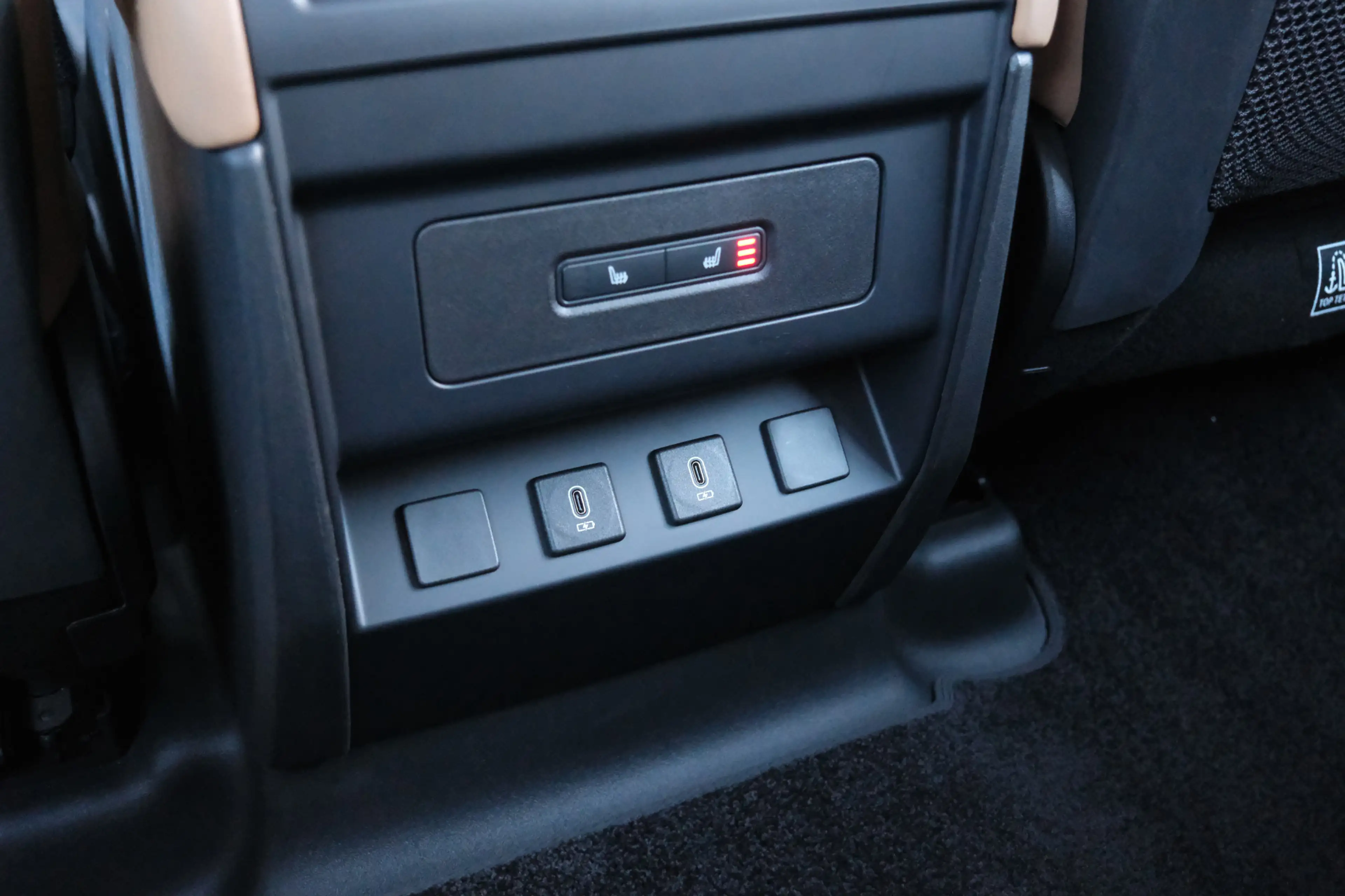 Land Rover Defender 110 2.0 P300e 110 X-Dynamic HSE | NP € 121.511,- | — photo 19