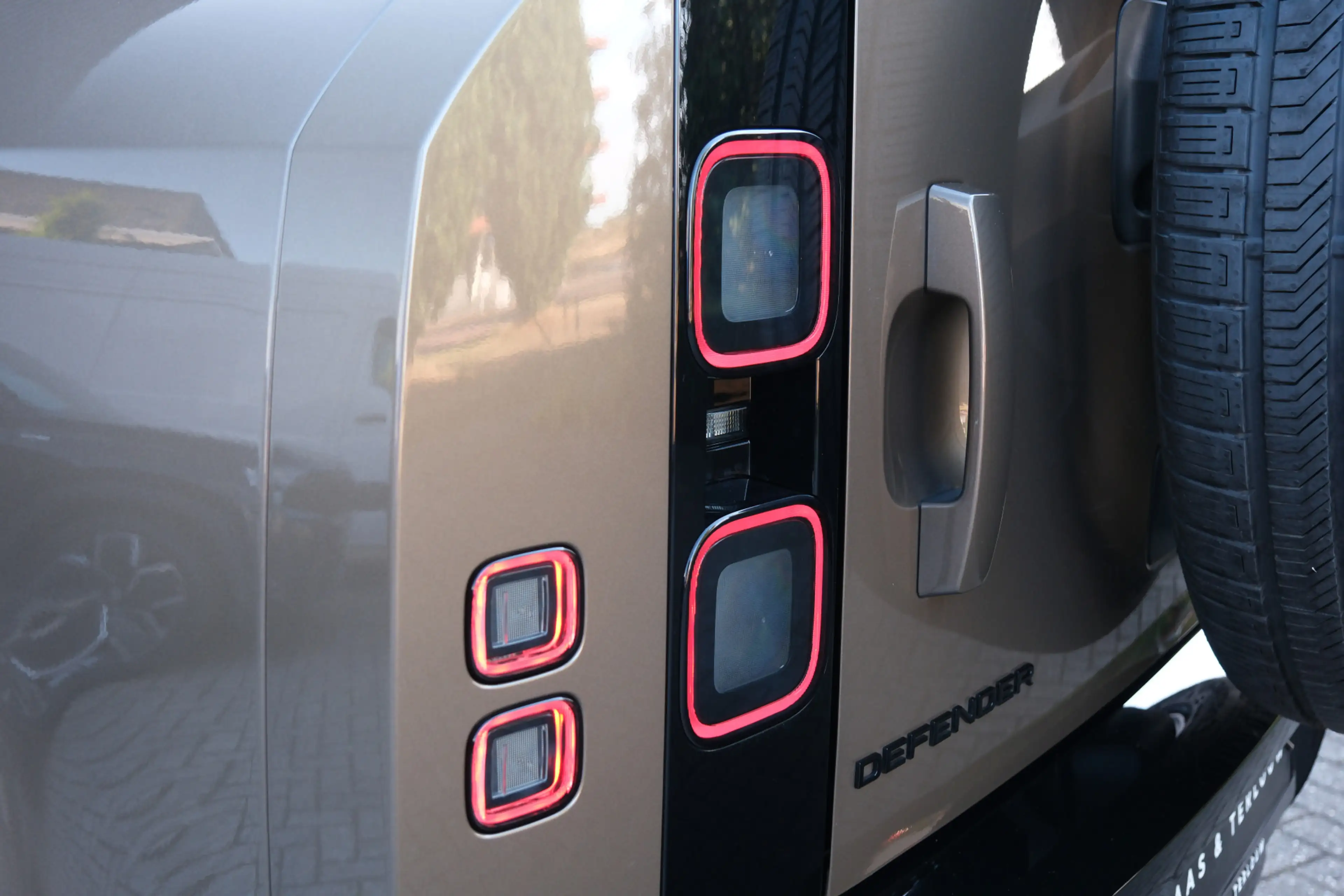 Land Rover Defender 110 2.0 P300e 110 X-Dynamic HSE | NP € 121.511,- | — photo 16