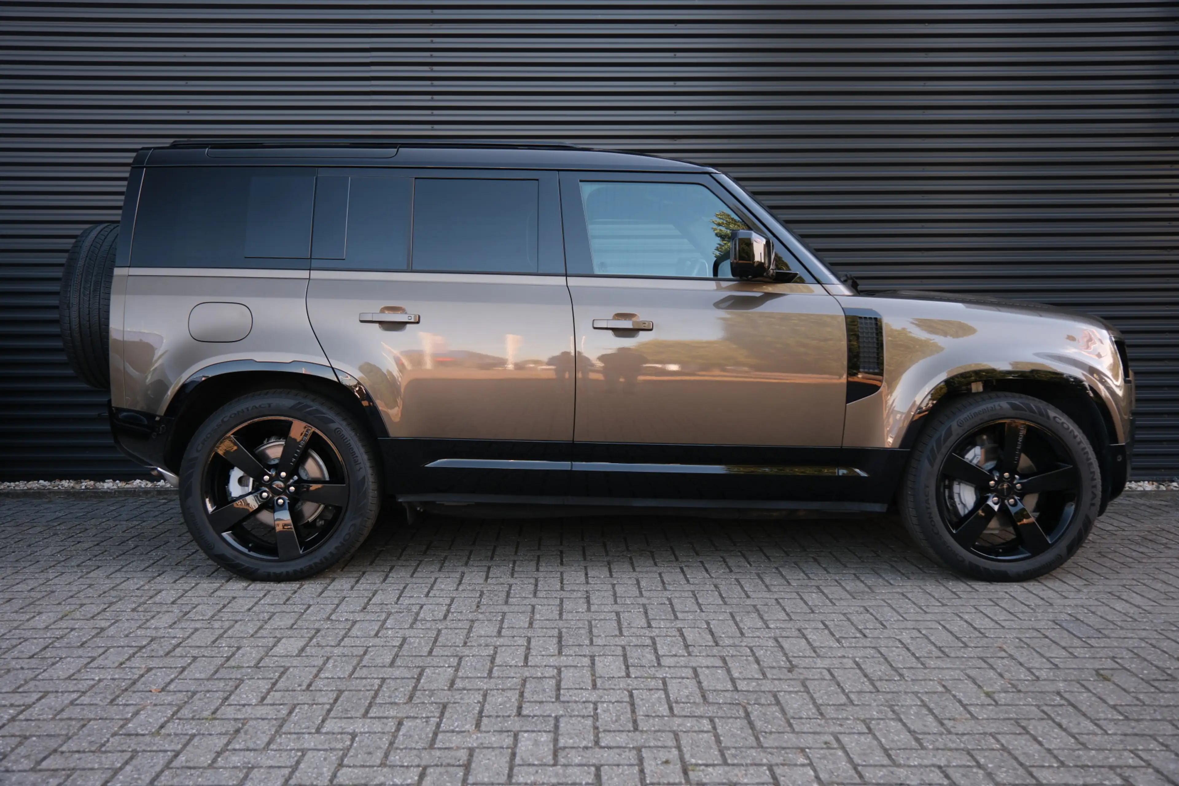 Land Rover Defender 110 2.0 P300e 110 X-Dynamic HSE | NP € 121.511,- | — photo 11