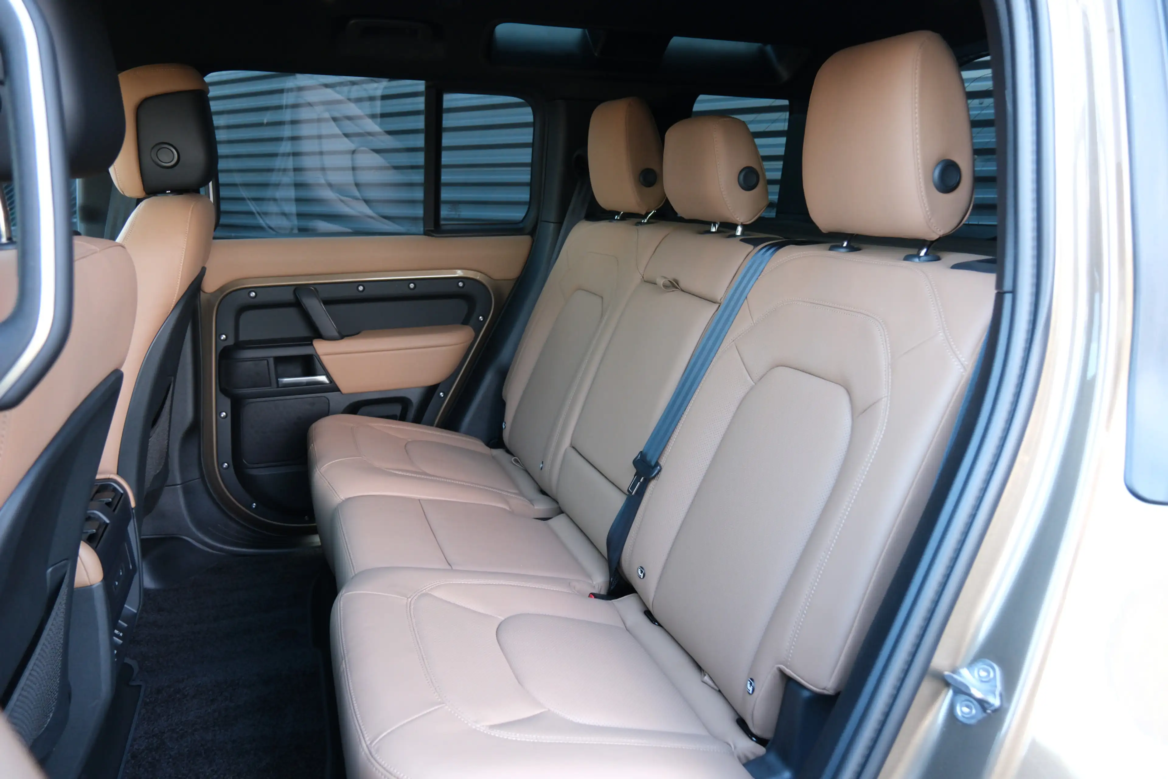 Land Rover Defender 110 2.0 P300e 110 X-Dynamic HSE | NP € 121.511,- | — photo 5