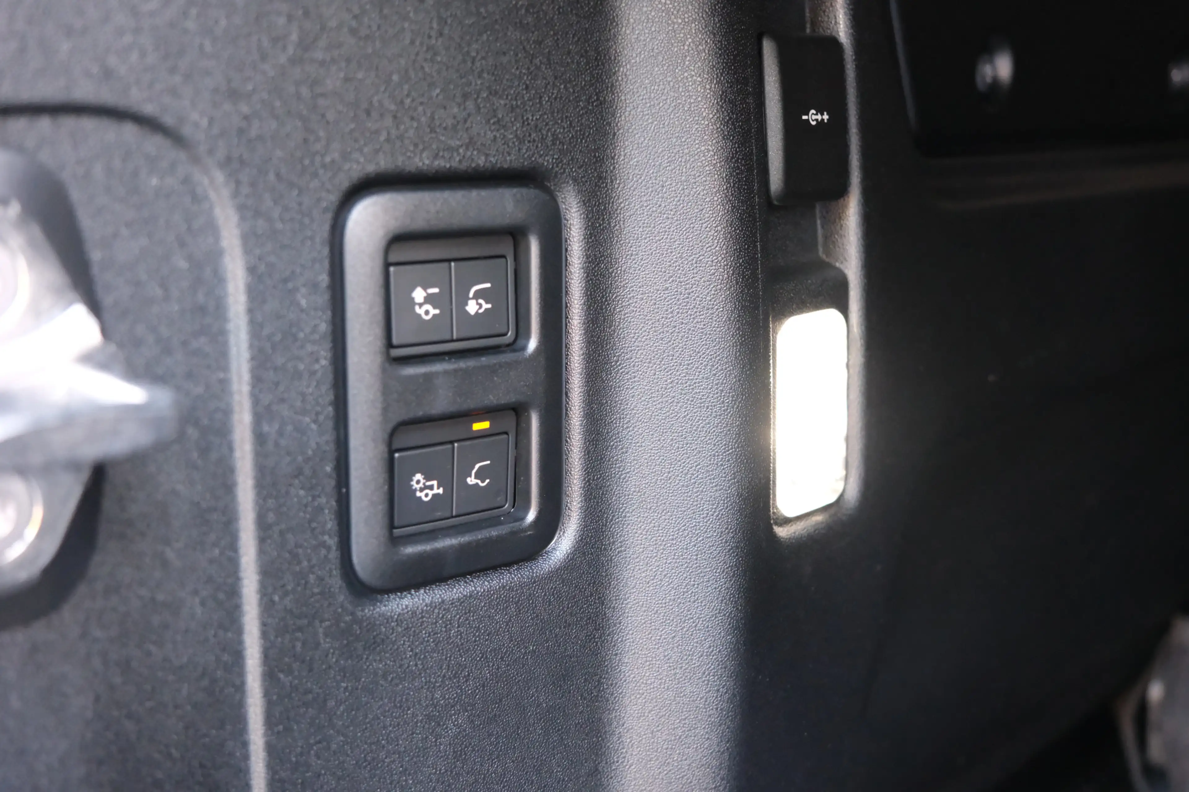 Land Rover Defender 110 2.0 P300e 110 X-Dynamic HSE | NP € 121.511,- | — photo 27