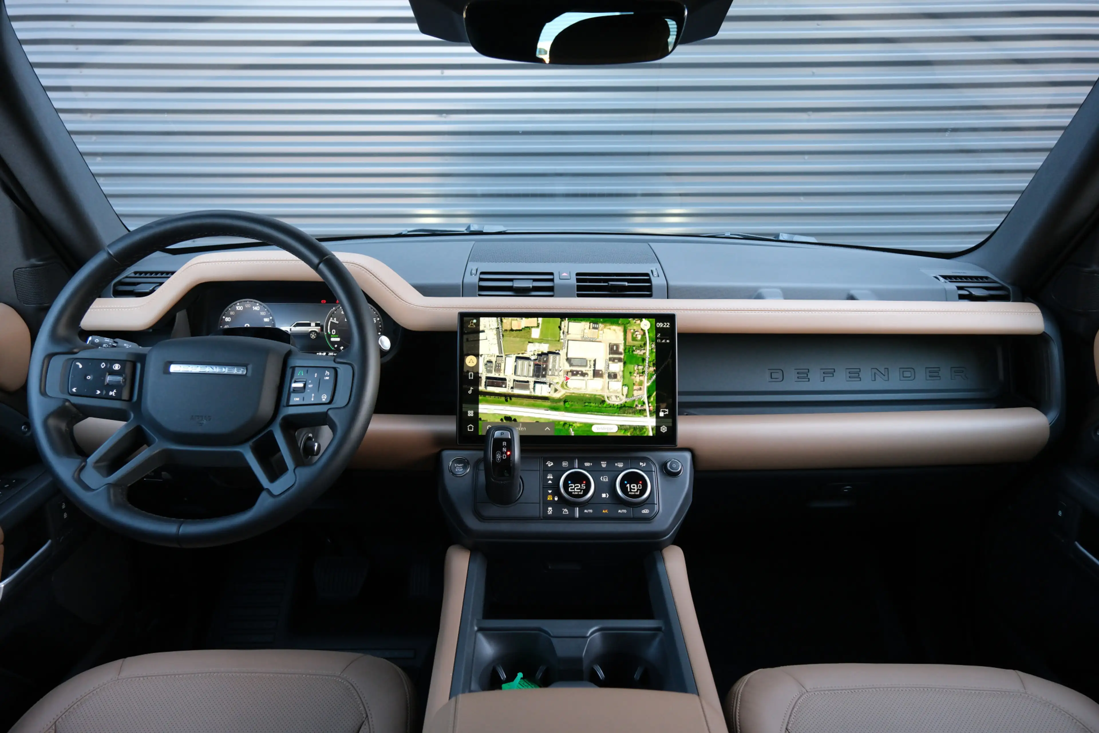 Land Rover Defender 110 2.0 P300e 110 X-Dynamic HSE | NP € 121.511,- | — photo 3