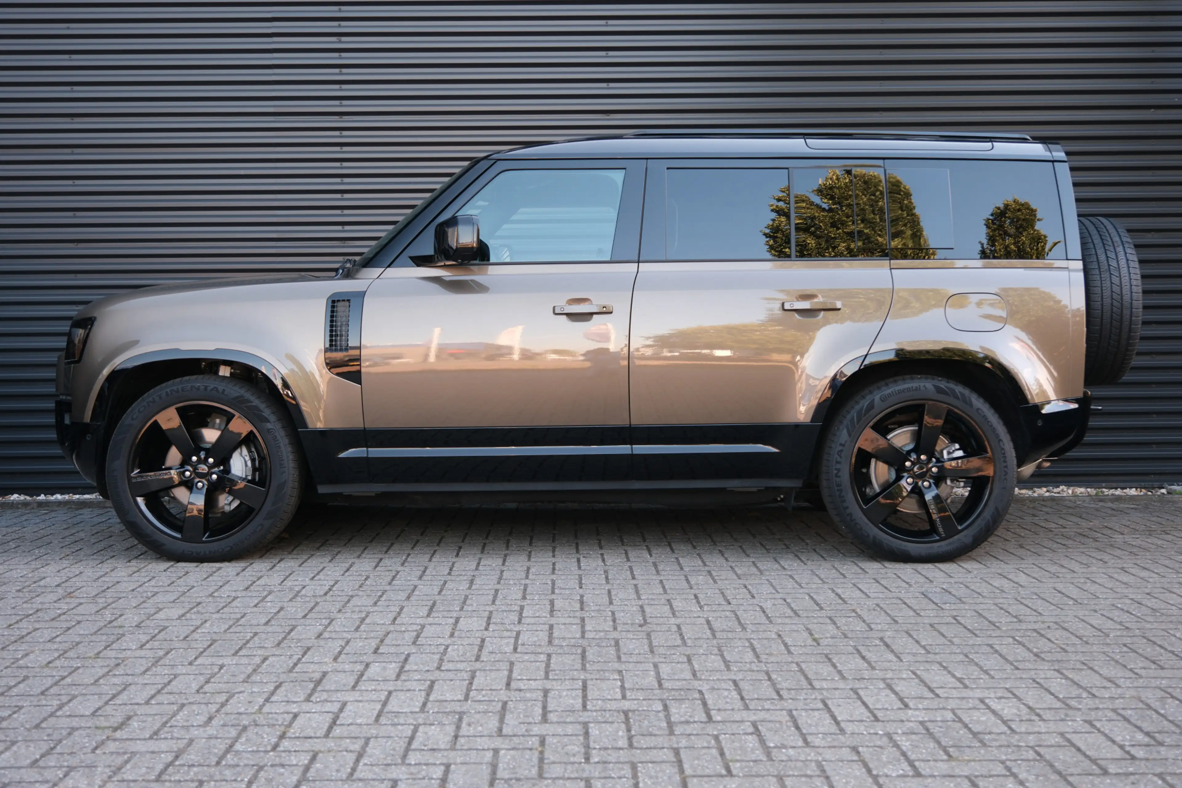 Land Rover Defender 110 2.0 P300e 110 X-Dynamic HSE | NP € 121.511,- | — photo 2