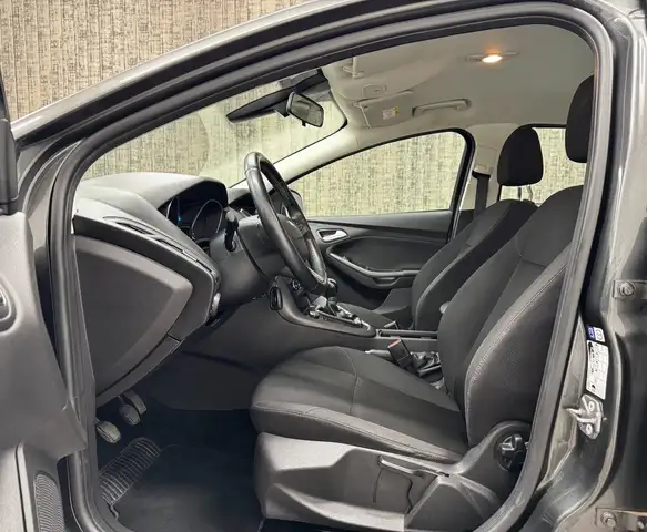 Ford Focus view 9