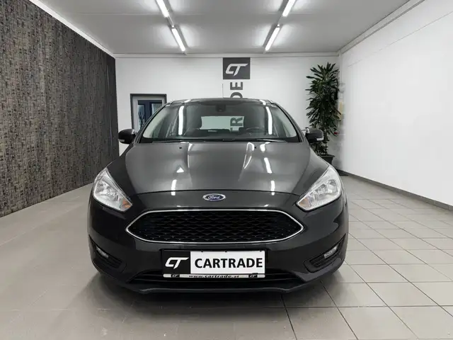 Ford Focus view 3