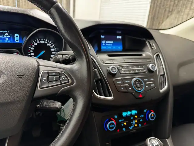 Ford Focus view 15