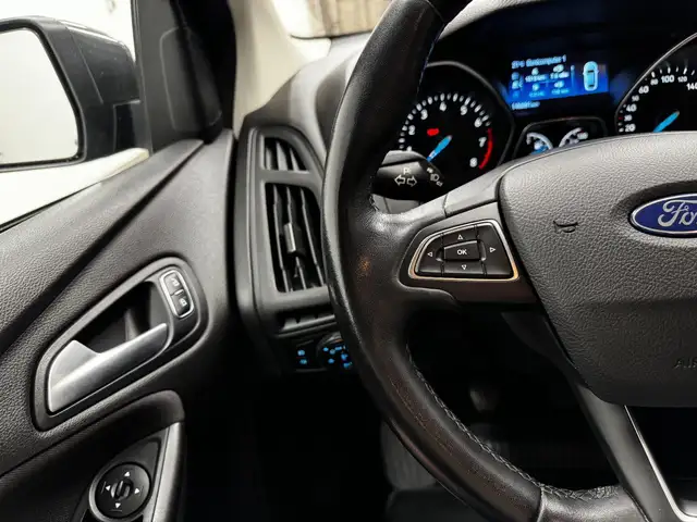 Ford Focus view 14