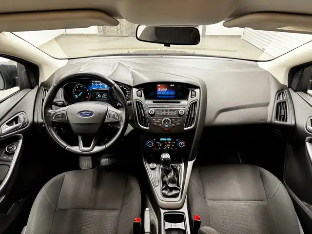Ford Focus view 12