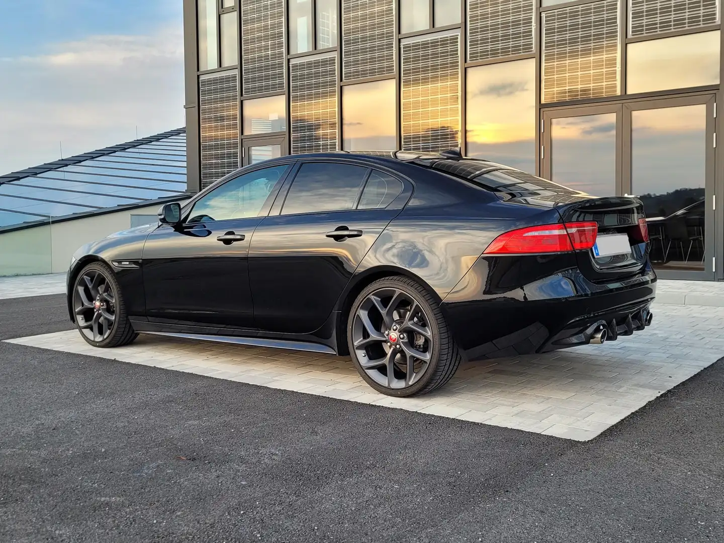Jaguar XE 20d R-Sport Aut. Schwarz - 2