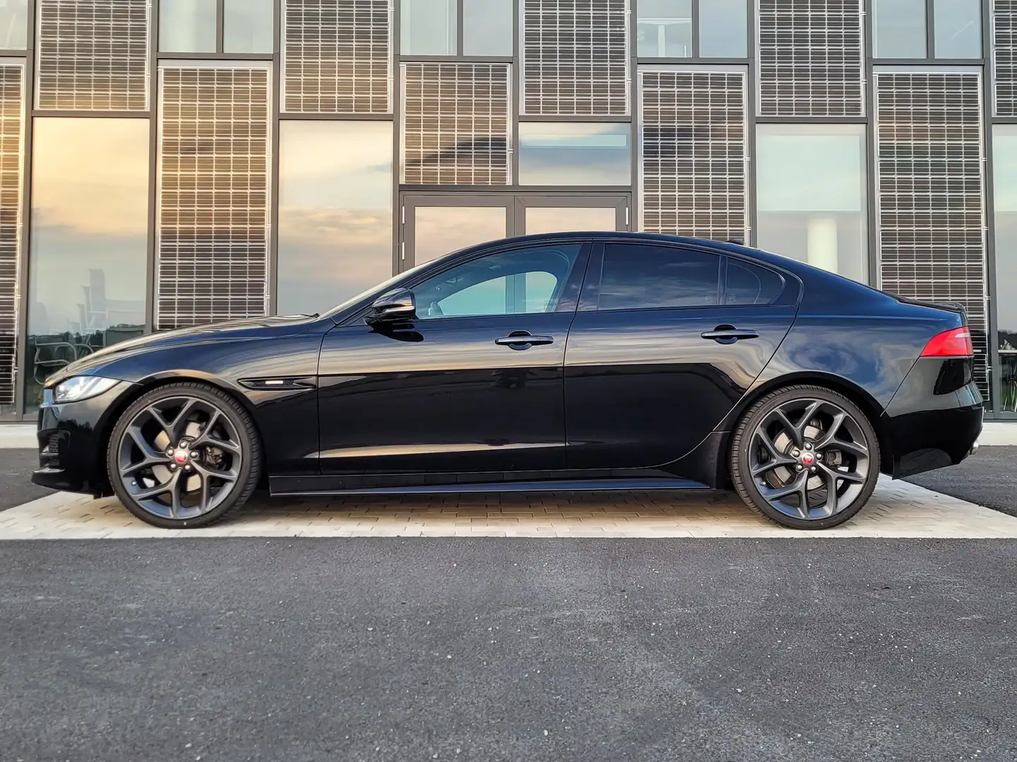 Jaguar XE 20d R-Sport Aut. Schwarz - 1